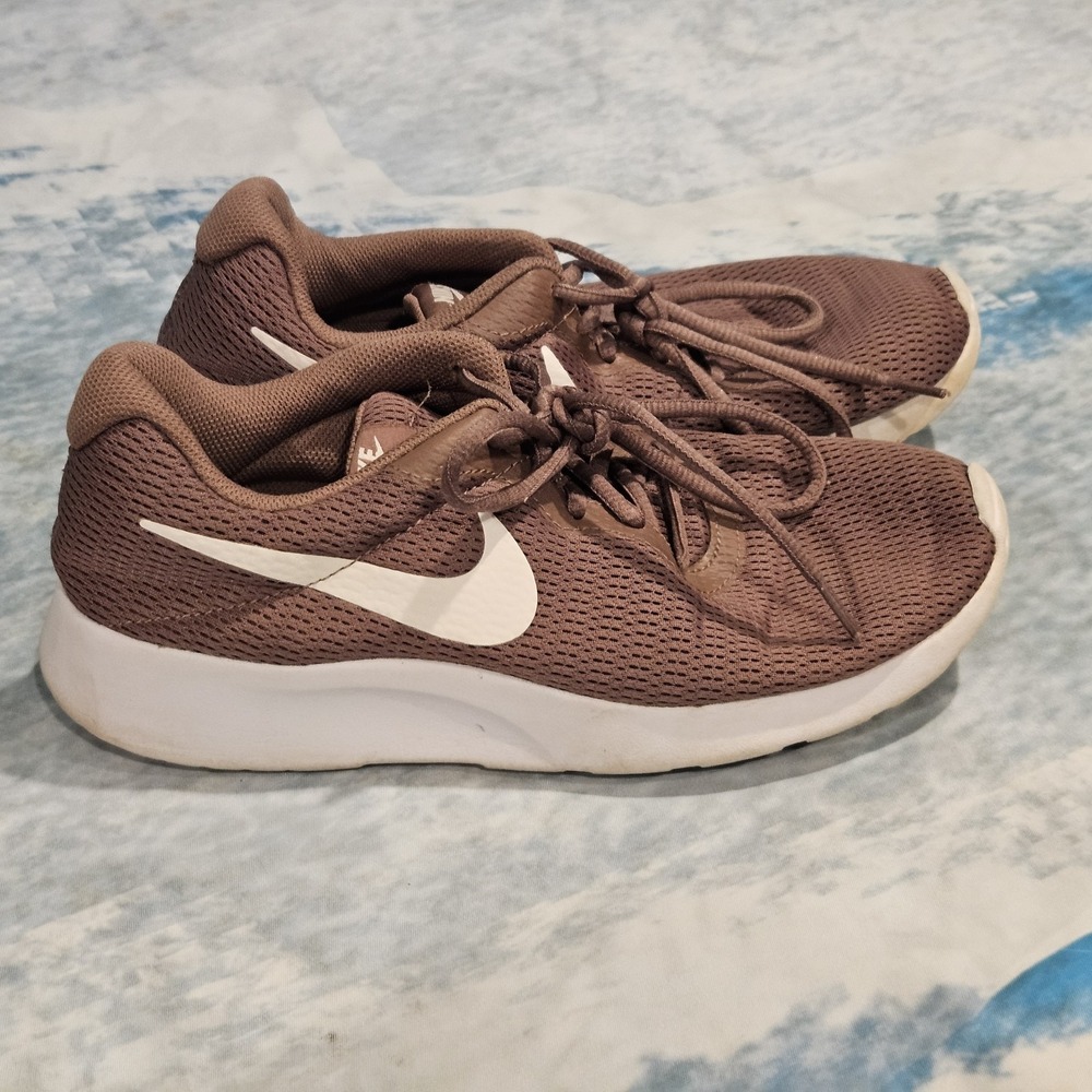 Nike Tanjun Mauve Womens Size 9 Running Walking Sneakers 812655-203‎